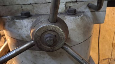 Garajdaki eski metal saplı.