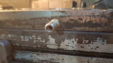 Farklı boyutlarda metal plaka.