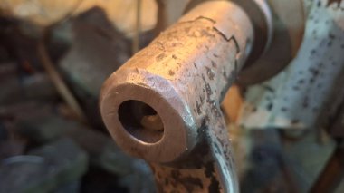 Eski paslı metal boru