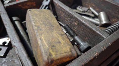 Bir sürü farklı aleti olan eski ahşap masa.