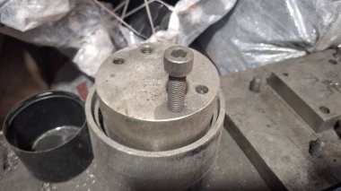 Garajdaki metal boru.