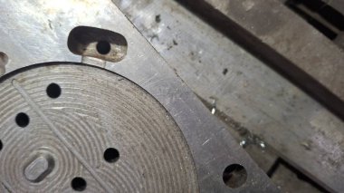 Tahta saplı metal boru.