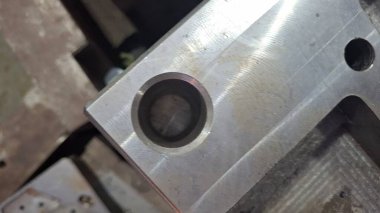 Fabrikadaki metal boru.