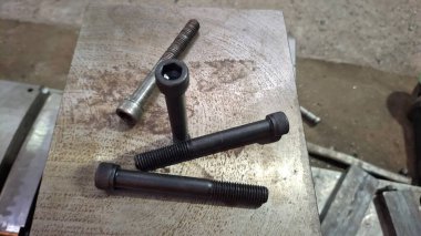 Tahta bir masaya çekiçle yakın çekim.