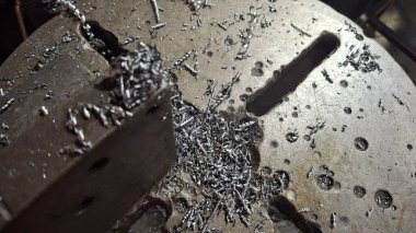 Metal bir boruya yakın.