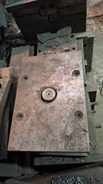 Fabrikada metal kesmek için metal kesme makinesi