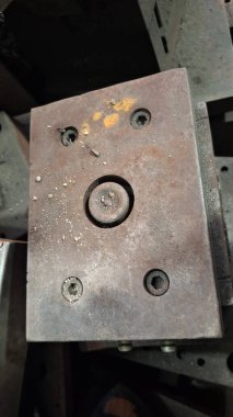 Metal bir boruya yakın.