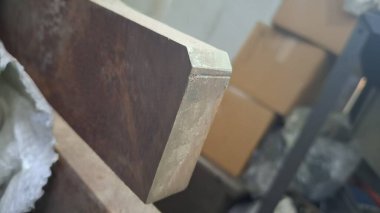 Tahta ve büyük bir tahta parçası.