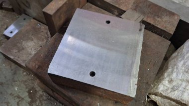 Masada testereli metal bir plaka.