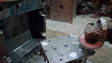 Metal bir makineyi kapat