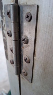 Kilitli paslı metal bir kapı.