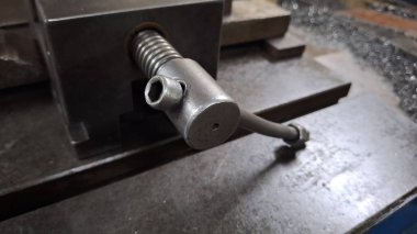 Fabrikadaki metal boru.