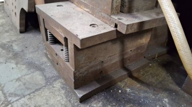 Fabrikadaki eski paslı metal borular.