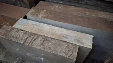 Atölyedeki paslı metal boru.