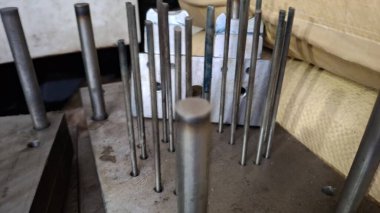 Metal bir boruya yakın.