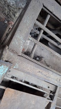 Eski paslı metal boru