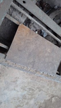 Eski paslı demir sokaklarda