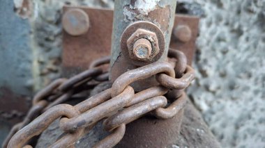 Eski paslı metalin üzerindeki zincir