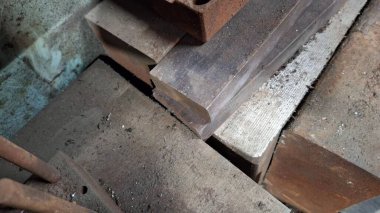 Ormandaki eski ahşap bank