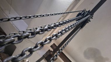 Demir bir duvarın arkasında metal bir zincir