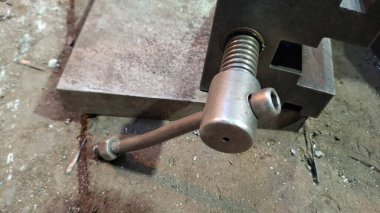 Paslı demir saplı.