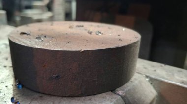 Siyah ve mavi bir metale yakın çekim