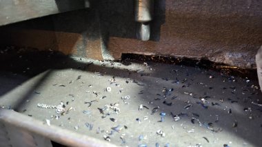 Siyah arkaplanı olan metal kaynak makinesi