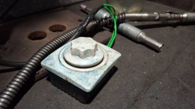 İngiliz anahtarlı paslı eski bir motor.