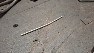 Paslı, metal kapı kolu var.