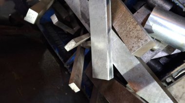 Fabrikadaki metal boru.