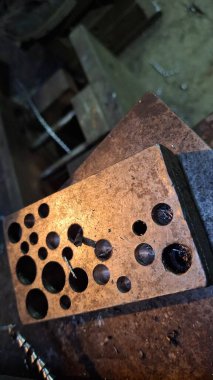 Metal bir boruya yakın.