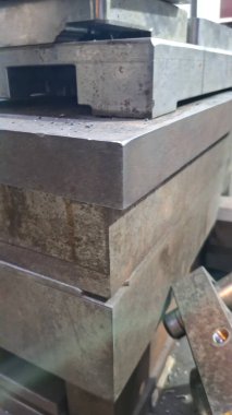 Atölyedeki çelik boru.