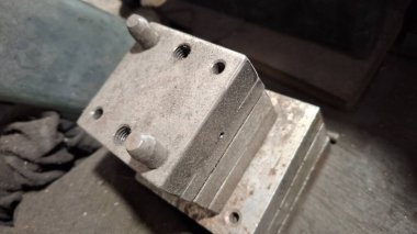 Bir sürü metali olan paslı metal bir boru.