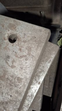 Fabrikadaki metal levhanın yakınına.