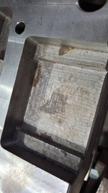 Bir sürü metali olan metal bir boru.