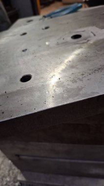 Büyük saplı metal plaka.