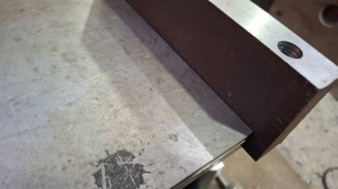 Tahta bir masayı bıçakla kapatın.