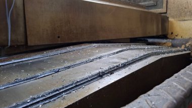 Atölyedeki metal kesme makinesi.