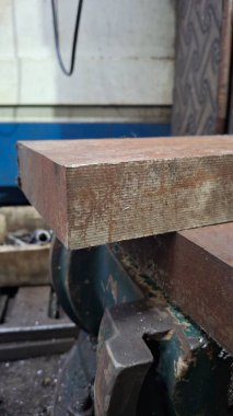 Atölyedeki metal ve boru.