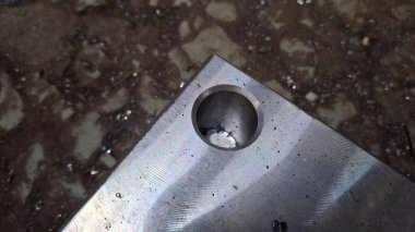 Yerde metal boru var.