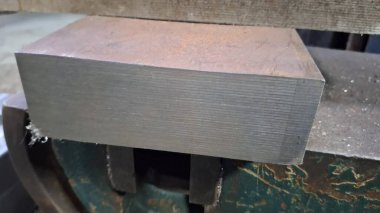 Eski ahşaptan çok sayıda metal levha.