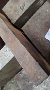 Büyük bir ev sapı olan eski ahşap tahta.