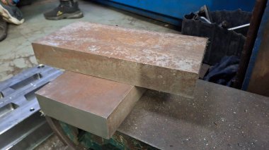 Bir atölyede metal ve çelik boru