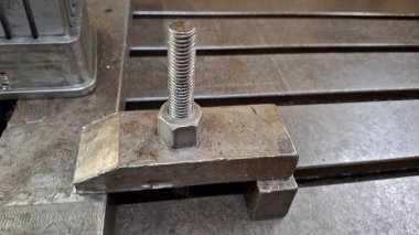 Ahşap arka planda metal vida