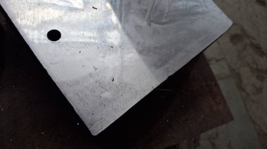 Yerde metal boru var.