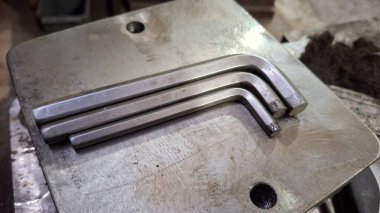 Atölyedeki metal boru.