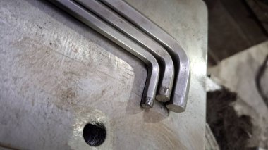 Ahşap kapı boyanmış.