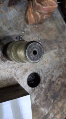 Saplı eski metal bir boru.