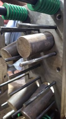 Bir sürü borusu olan paslı metal bir boru.