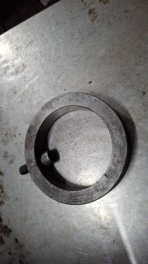 Arka planda metal halka